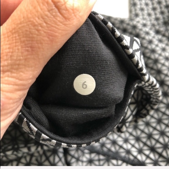 Lululemon wunderunder trigeo silver spoon black 6 - Picture 9 of 10